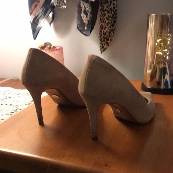 Michael Kors size 7.5 tan suede heels - Picture 2 of 4